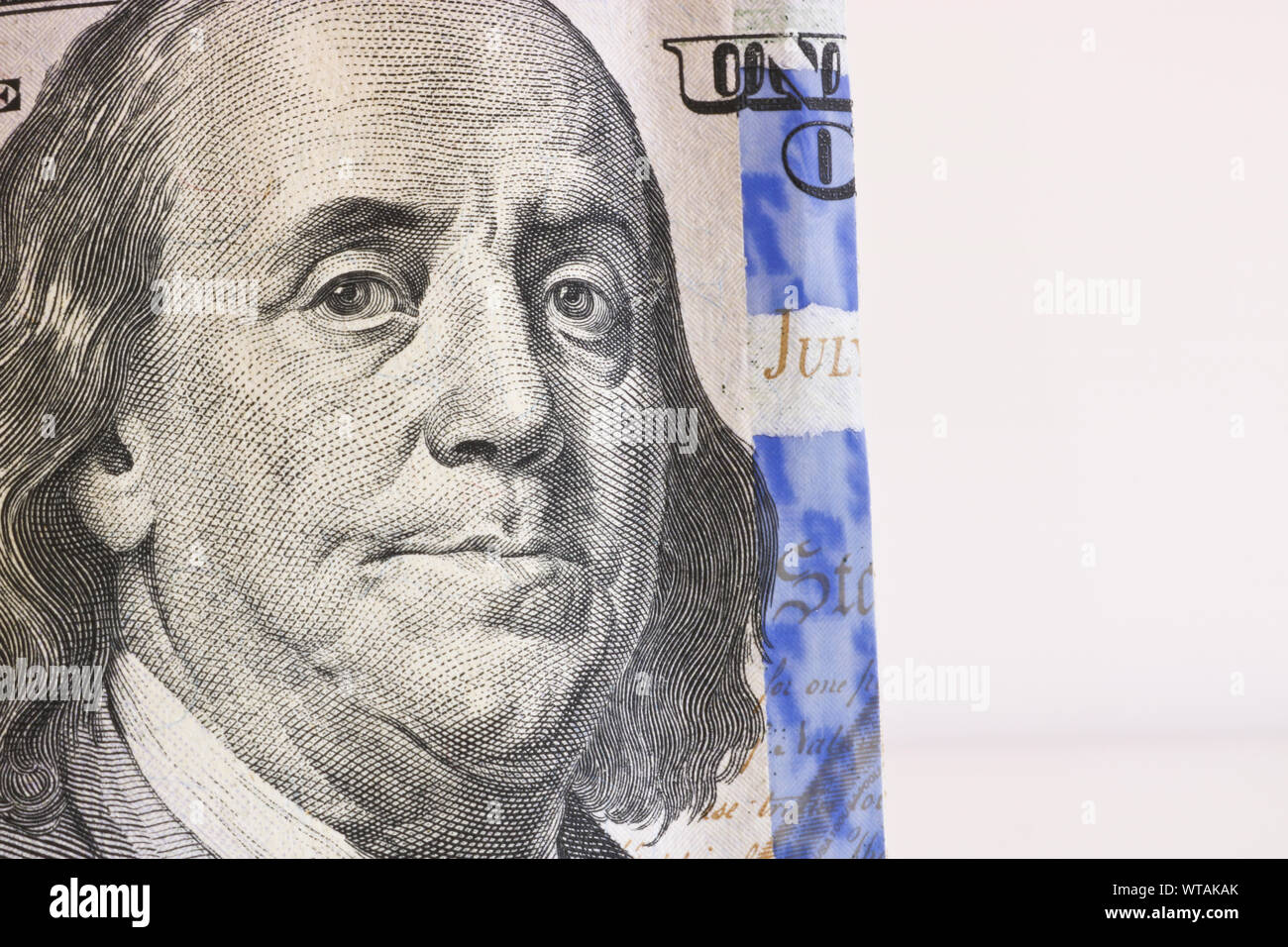 Le président américain Franklin sur un bent 100 dollar bill. Close-up. Banque D'Images