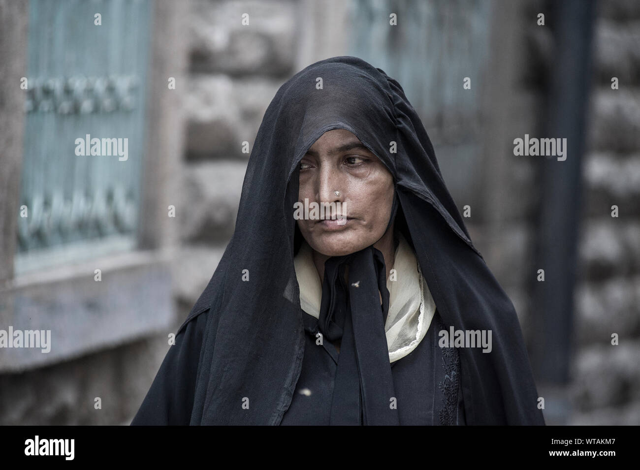 Veuve indienne en deuil vêtu de noir dans les rues de sari Banque D'Images
