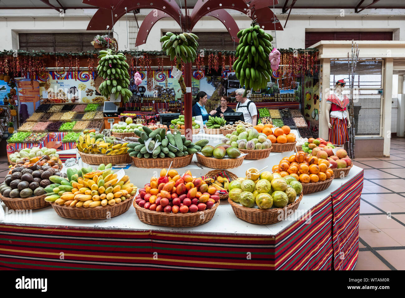 Les fruits et légumes en vente sur le marché des producteurs de l'intérieur le Mercado DOS Lavradores" à Funchal Madeira Banque D'Images