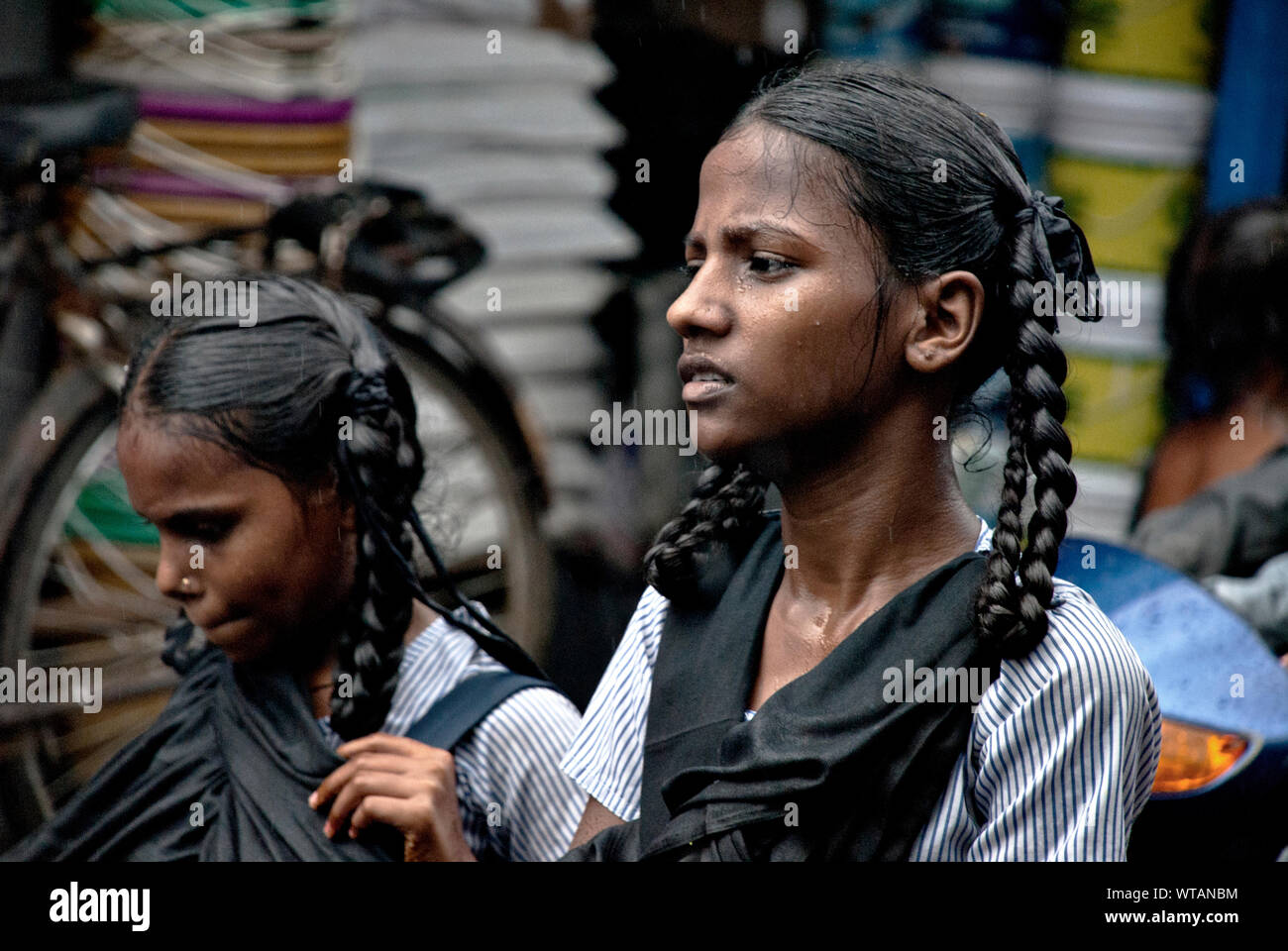 Les étudiants de Bombay sous la pluie après la classe Banque D'Images