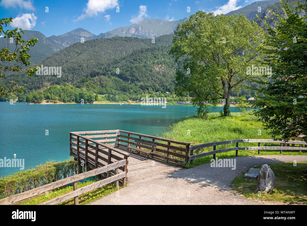 Le lac Lago di Ledro au milieu des Alpes dans le district du Trentin . Banque D'Images