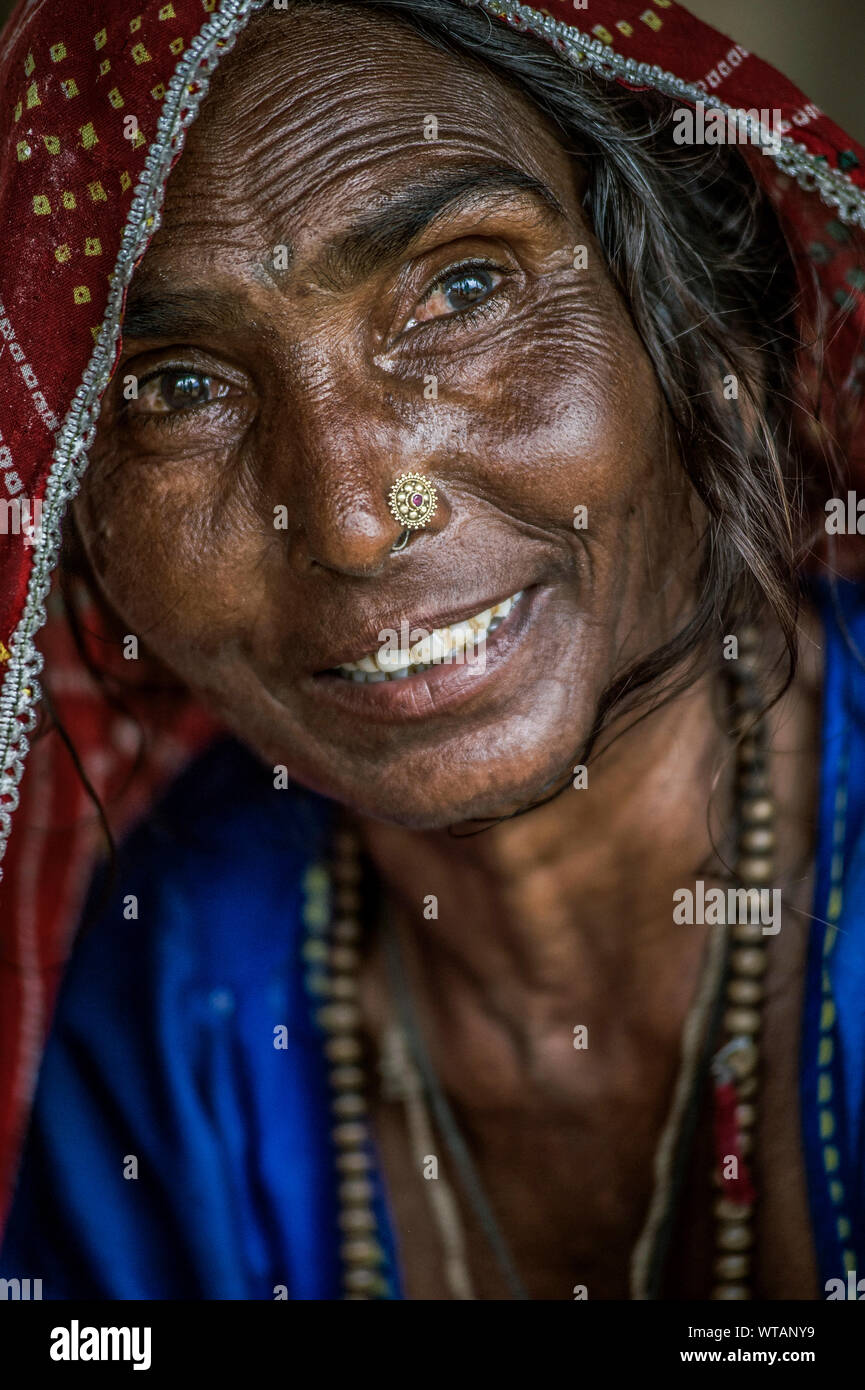 Vieille dame Rajasthani souriant et portant des vêtements traditionnels Banque D'Images