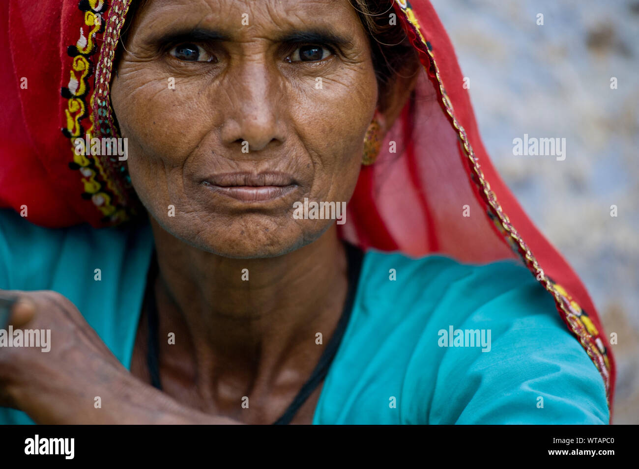 Femme portant des vêtements traditionnels du Rajasthan Banque D'Images
