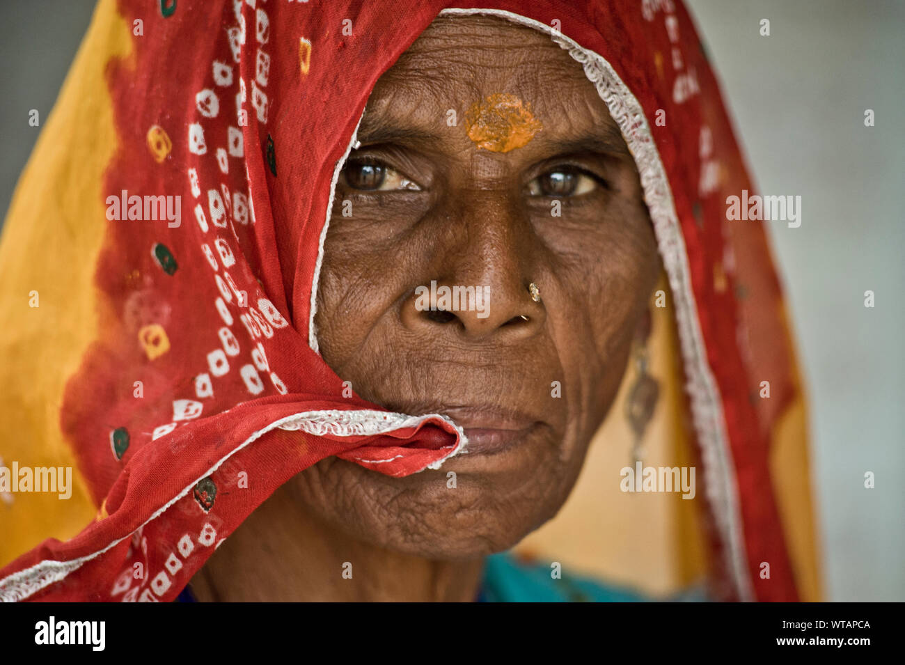 Ancien tissu sari Rajasthani woman biting Banque D'Images