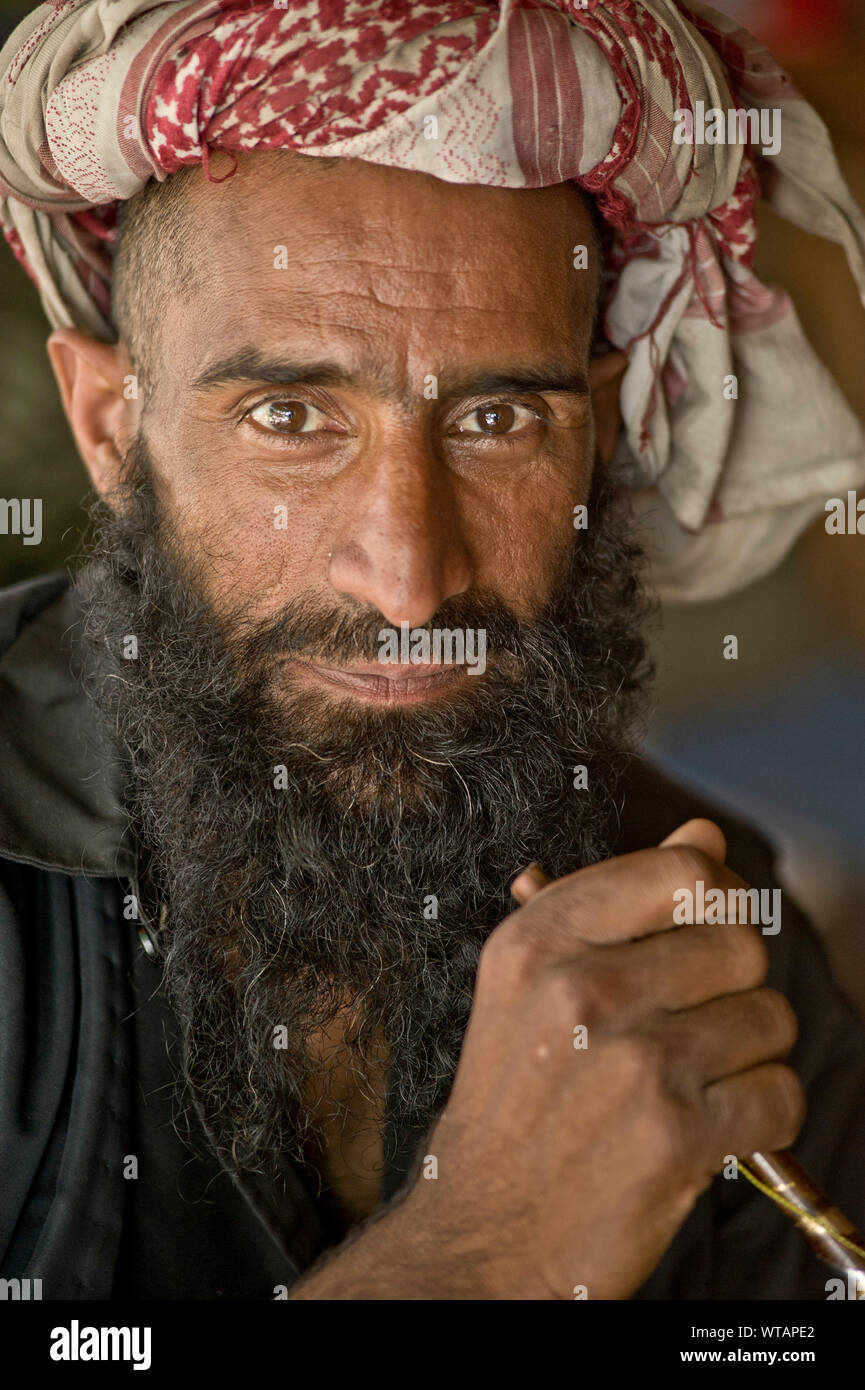 Natif d'Aru Vallée avec longue barbe et keffieh, fumer un narguilé Banque D'Images