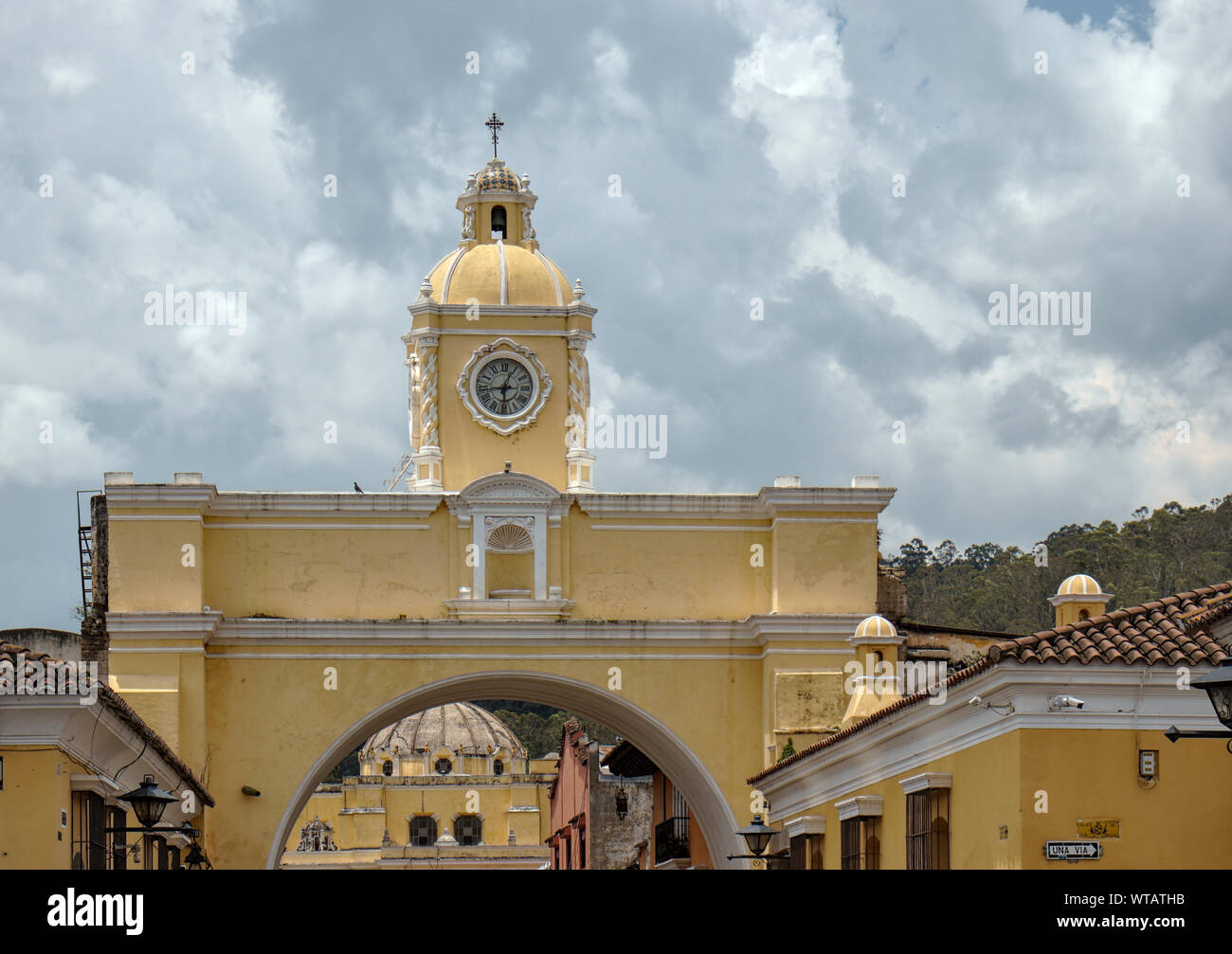 Horloge jaune arch. El arco de santa catalina Antigua Guatemala. Banque D'Images