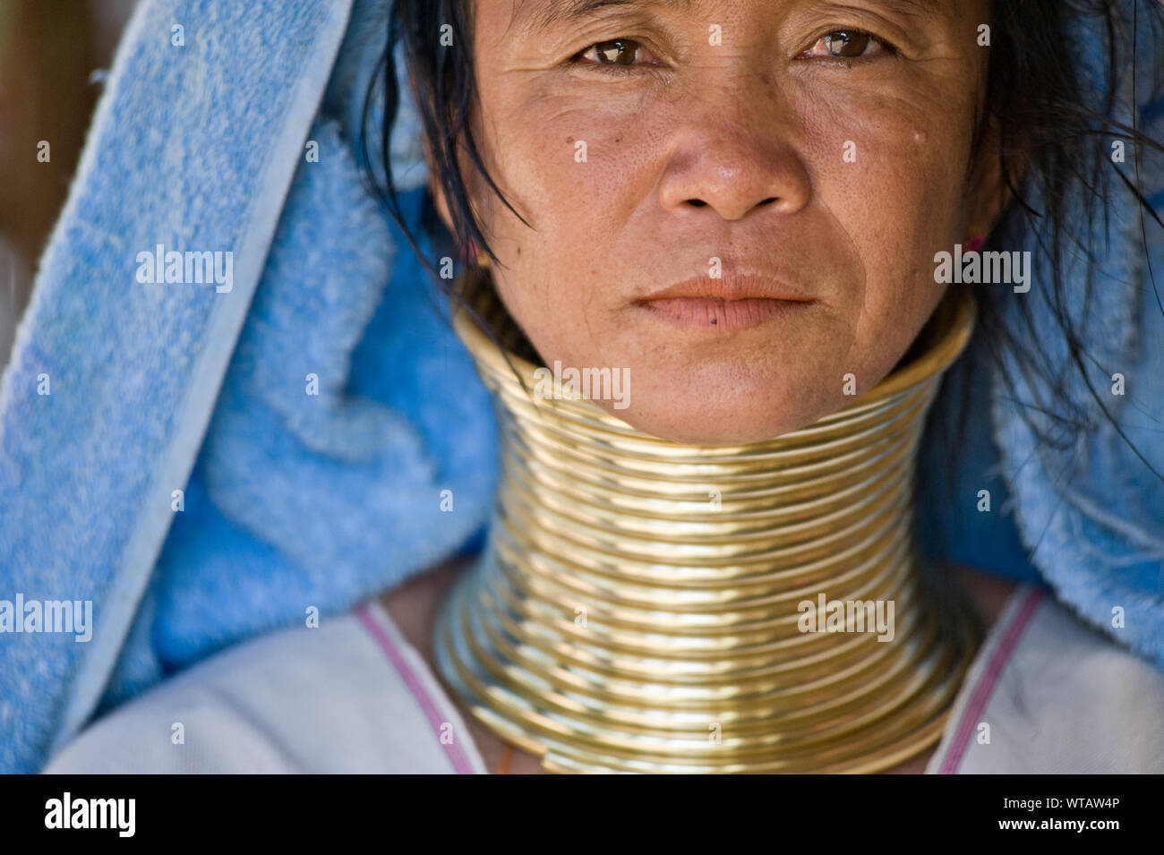 Karen long cou femme avec une serviette sur la tête Banque D'Images