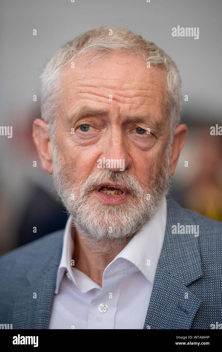 Leader du travail Jeremy Corbyn, lors d'une visite à Birmingham College of Further Education à Walsall afin d'encourager les gens à s'inscrire pour voter et la demande des votes pour 16 et 17 ans. Banque D'Images