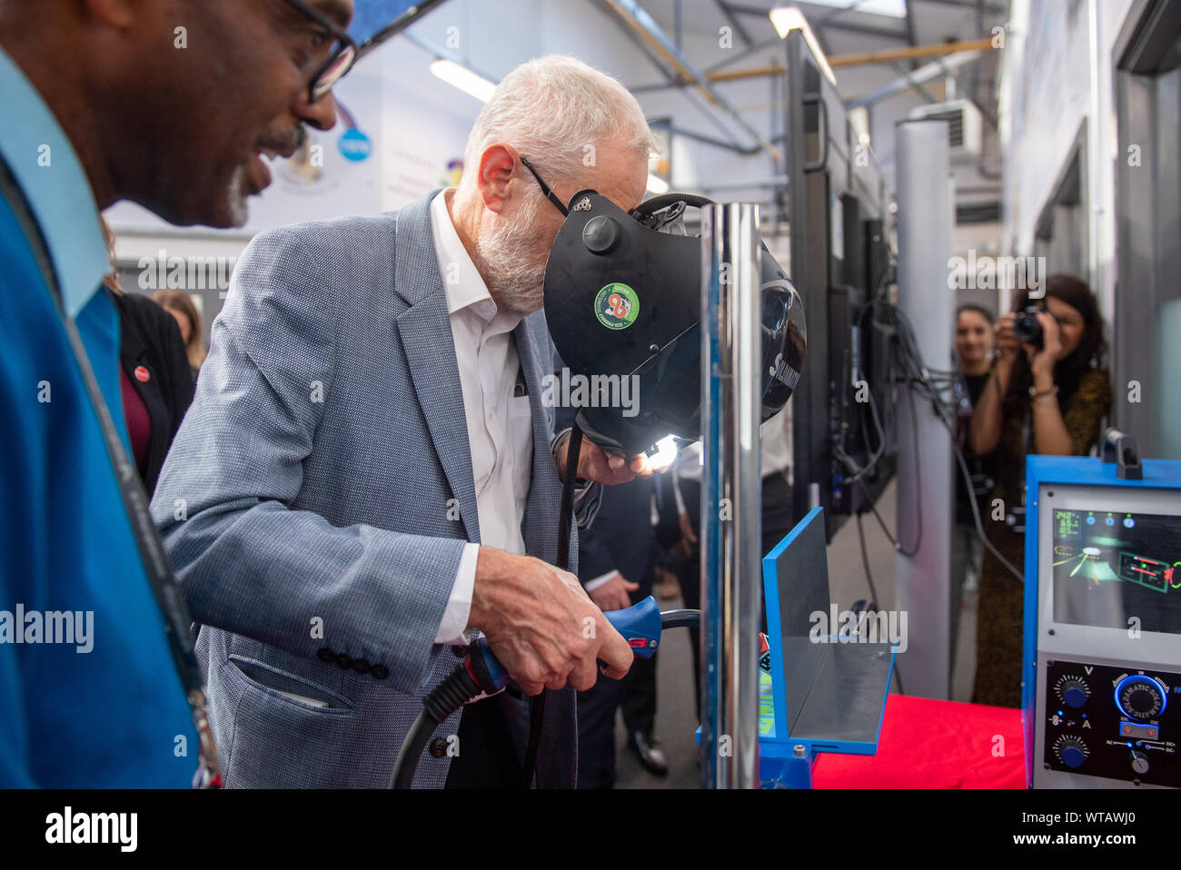 Leader du travail Jeremy Corbyn essaie en réalité virtuelle soudage au cours d'une visite à Birmingham College of Further Education à Walsall afin d'encourager les gens à s'inscrire pour voter et la demande des votes pour 16 et 17 ans. Banque D'Images