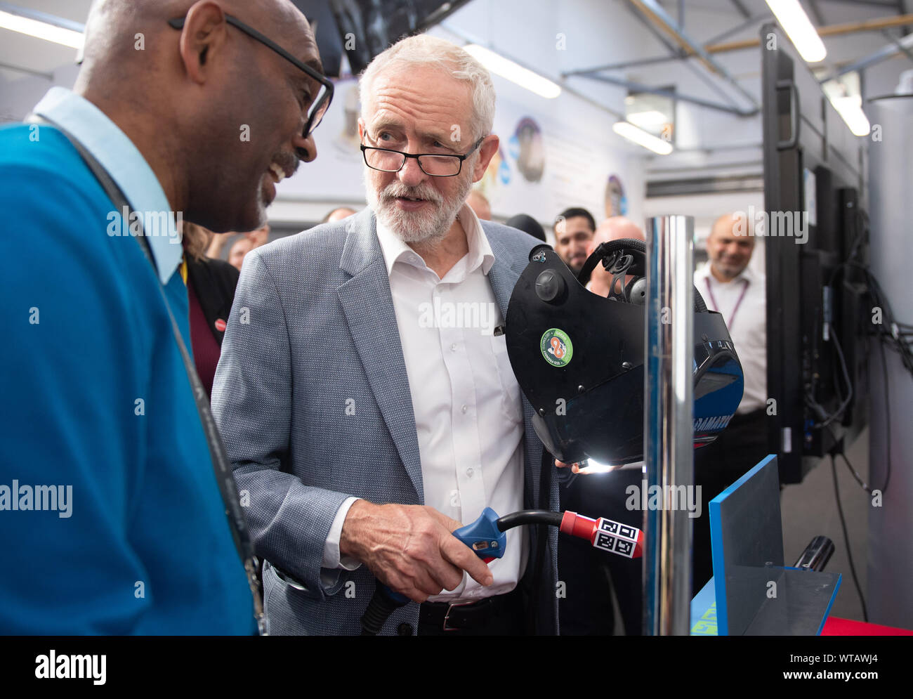 Leader du travail Jeremy Corbyn essaie en réalité virtuelle soudage au cours d'une visite à Birmingham College of Further Education à Walsall afin d'encourager les gens à s'inscrire pour voter et la demande des votes pour 16 et 17 ans. Banque D'Images