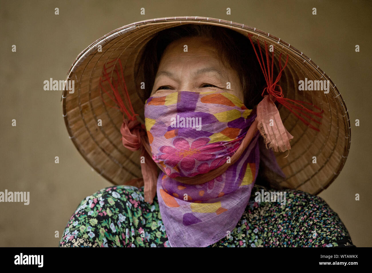 Vieille femme vietnamienne porte bonnet et écharpe Banque D'Images