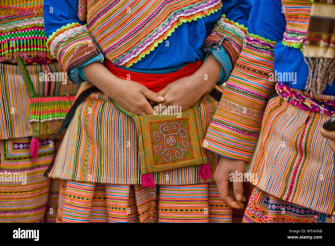 Un groupe de filles Hmong en robes brodées traditionnelles colorées Banque D'Images