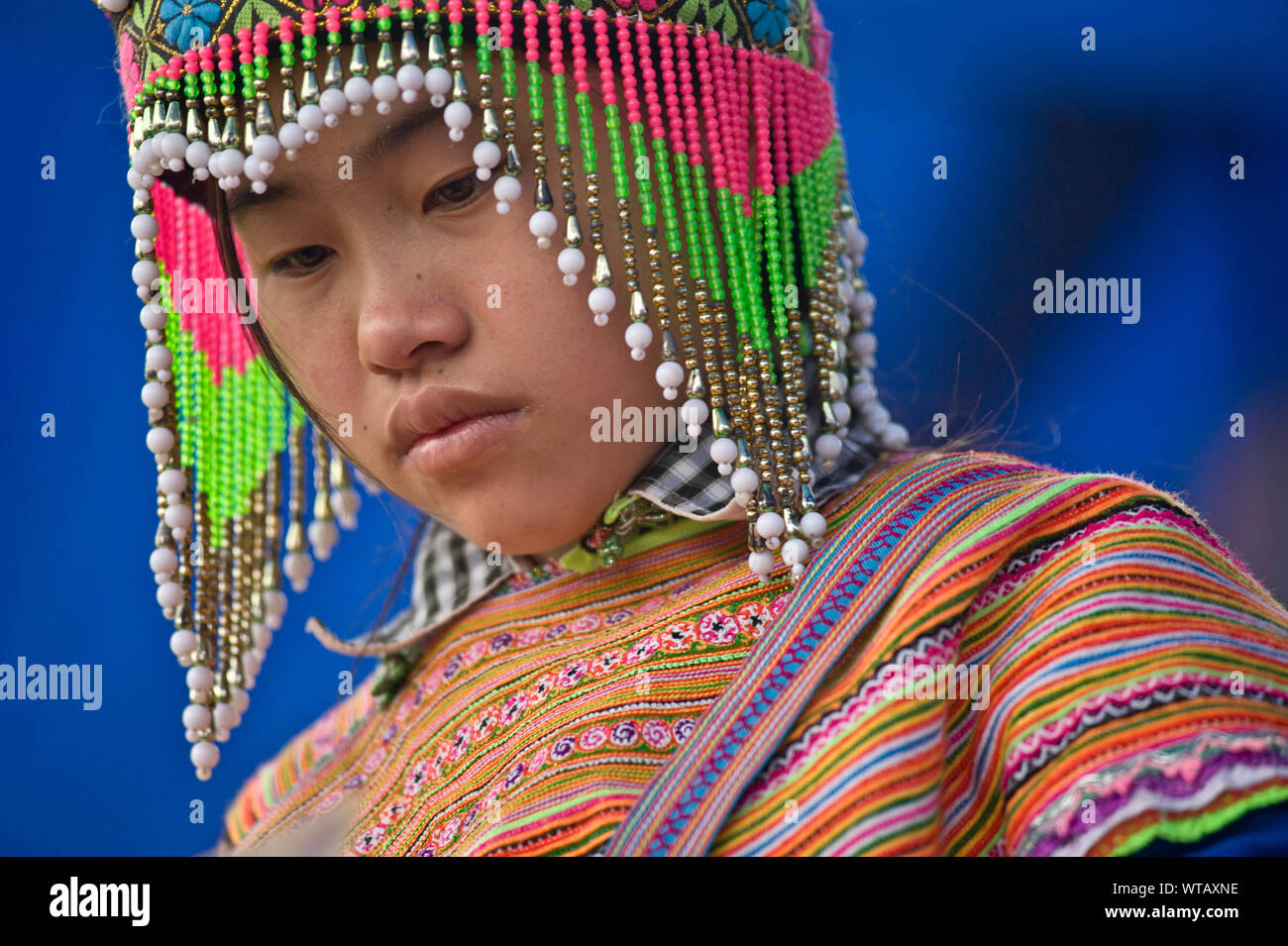 Fille Hmong traditionnels au marché de Bac Ha Banque D'Images