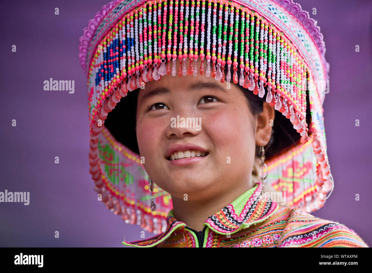Les jeunes autochtones dame Hmong traditionnelle portant des vêtements colorés Banque D'Images