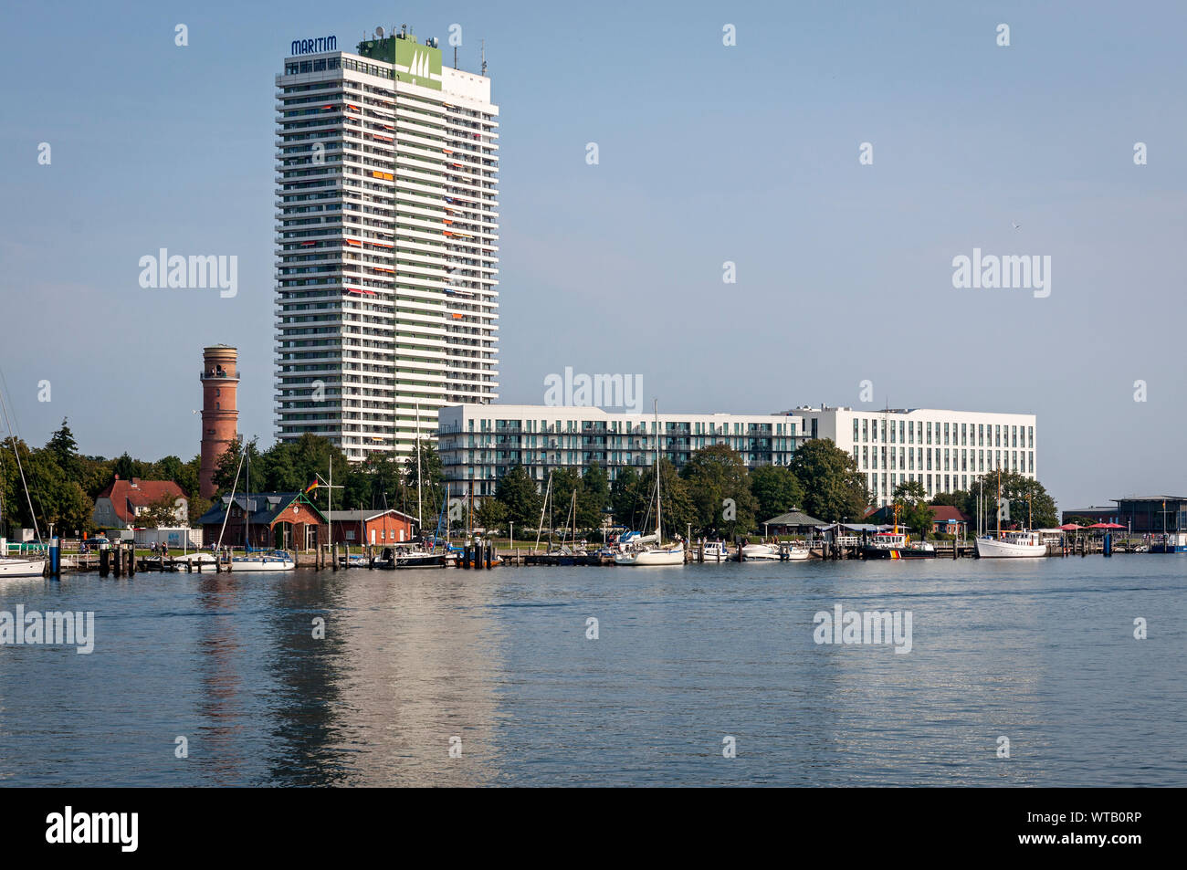 Rivière Trave et l'hôtel Maritim, à Detmold, Schleswig Holstein, Allemagne. Banque D'Images