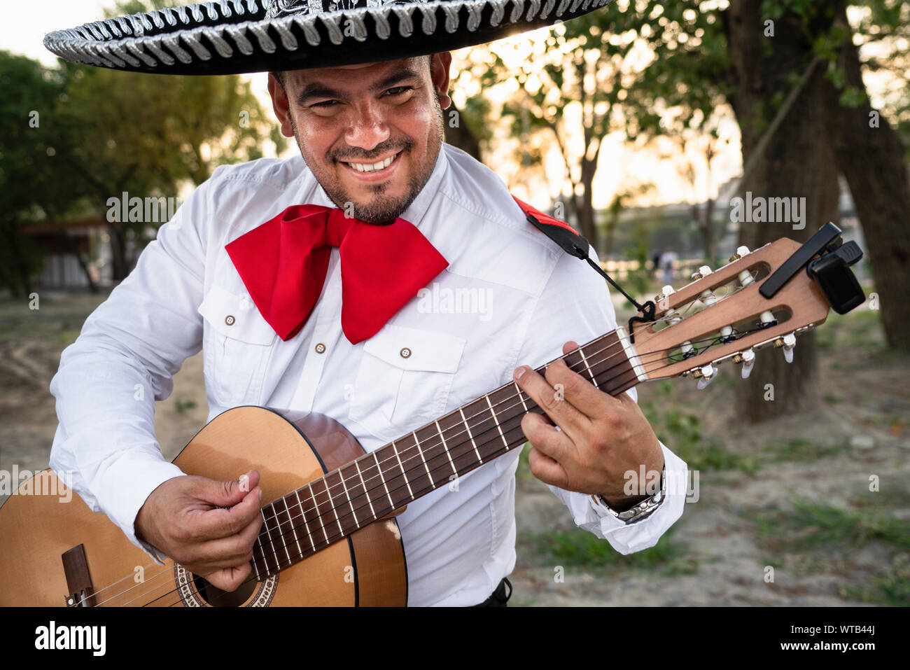 Musiciens mexicains mariachi jouant de la guitare Banque D'Images