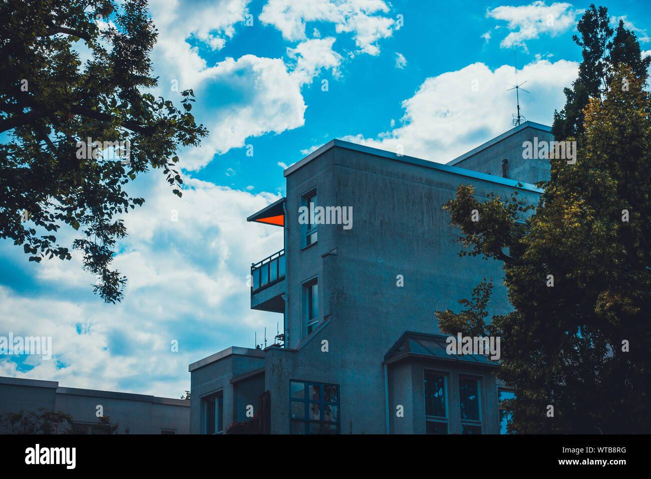 Immeuble d'appartements à Berlin est à l'été Banque D'Images