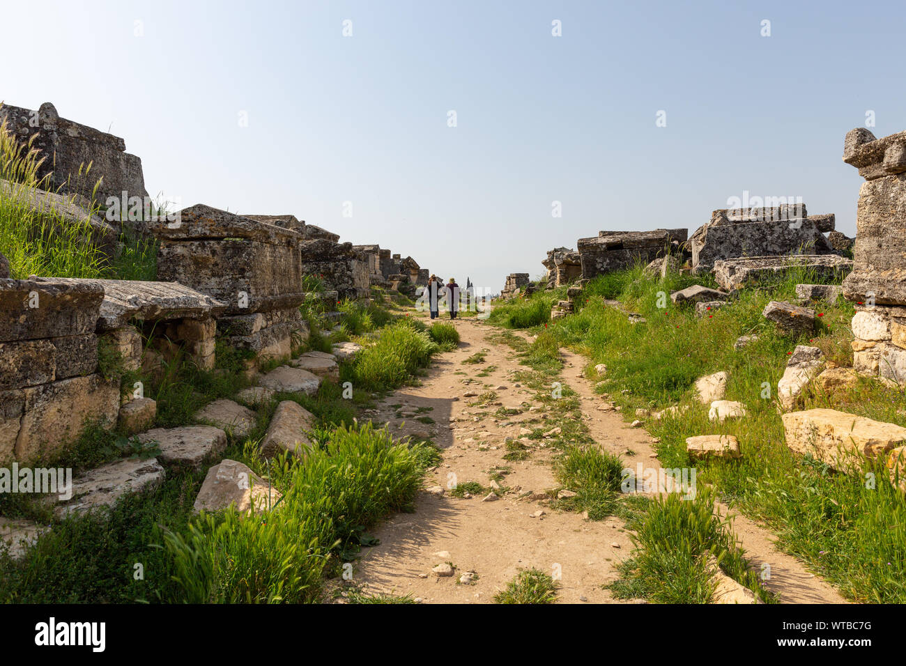 Deux femmes marchant à travers le vieux tombeaux de nécropole proche de Hiérapolis - Pamukkale - Château Cooton - Turquie Banque D'Images