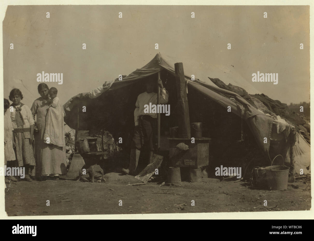 Les mexicains. Les travailleurs de la betterave et les cabanes qu'ils vivent dans près de Rocky Ford, Colorado. Voir rapport Hine, au Colorado. Les travailleurs de la betterave à sucre, Juillet, 1915. Les photographies des archives de la Commission nationale sur le travail des enfants (États-Unis) Banque D'Images