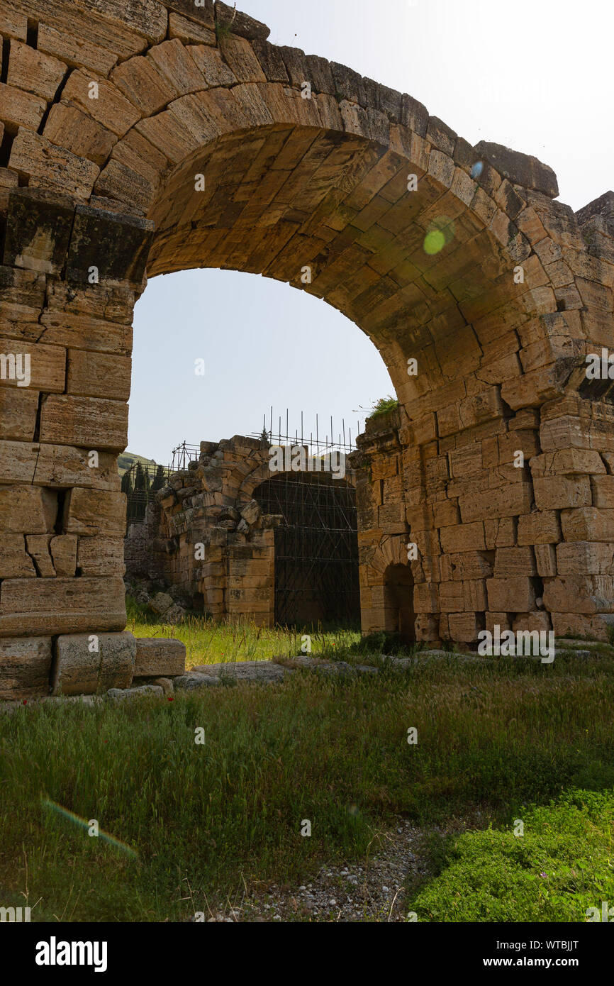 Les portes anciennes en arc à Hiérapolis - Pamukkale - Turquie - Château de coton Banque D'Images