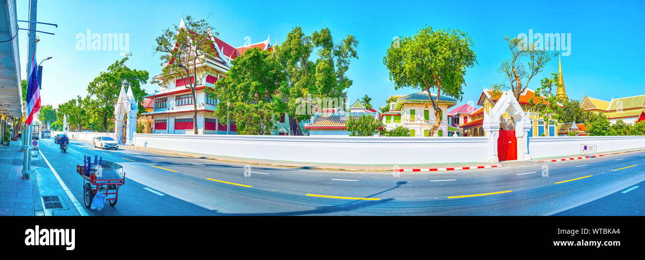 BANGKOK, THAÏLANDE - 24 avril 2019 : vue panoramique sur grand religion complexe avec Wat Bowonniwet Vihara avec son chedi doré, le 24 avril à B Banque D'Images
