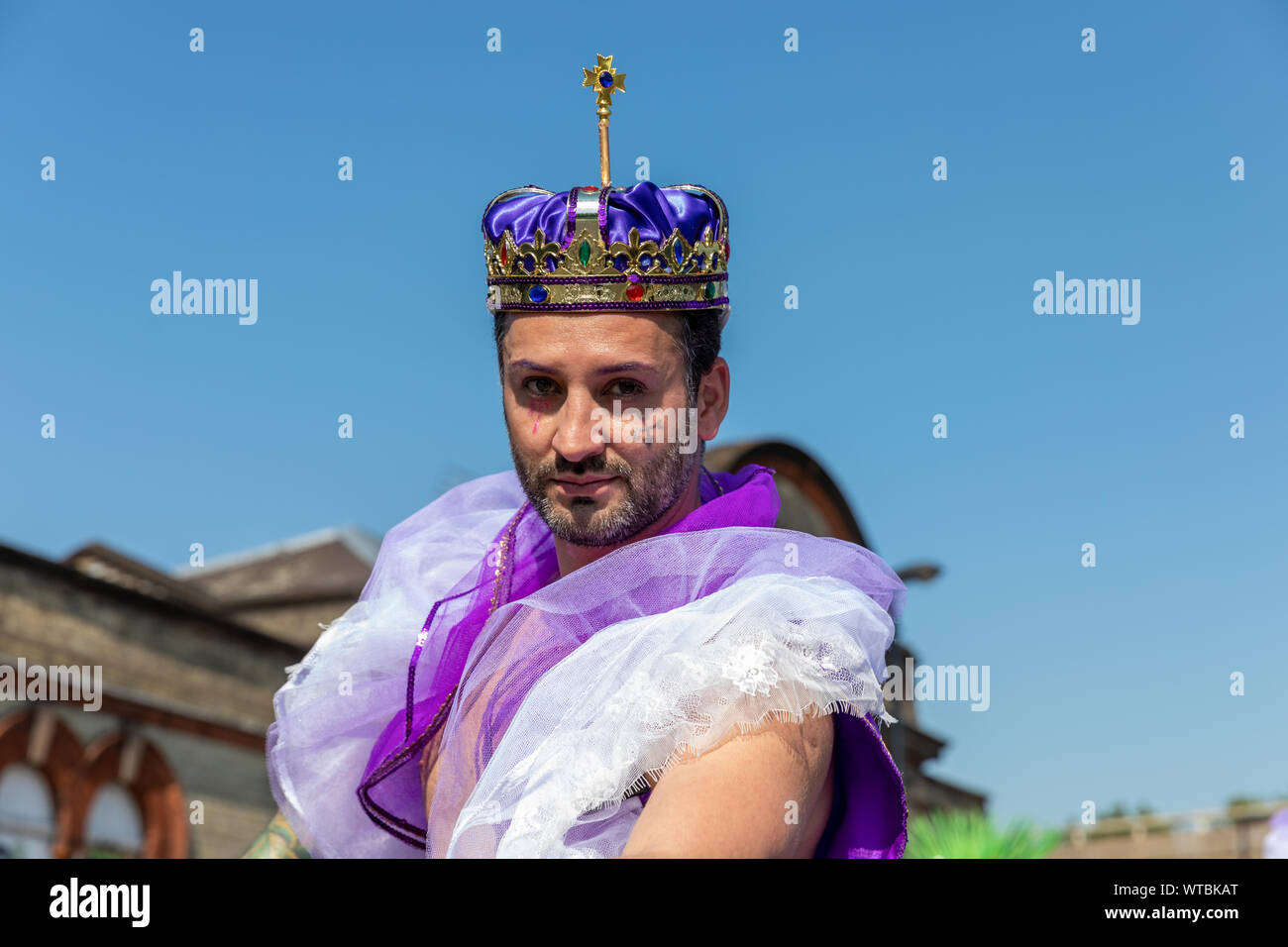 Un défilé participant portant une couronne ornée de pose pour l'appareil photo pendant le carnaval de Notting Hill le lundi 26 août 2019 Banque D'Images