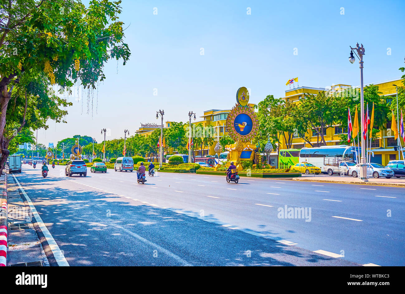 BANGKOK, THAÏLANDE - 24 avril 2019 : l'avenue Ratchadamnoen est l'un de l'artère principale dans le centre avec de nombreux lits de fleurs et monumen Banque D'Images