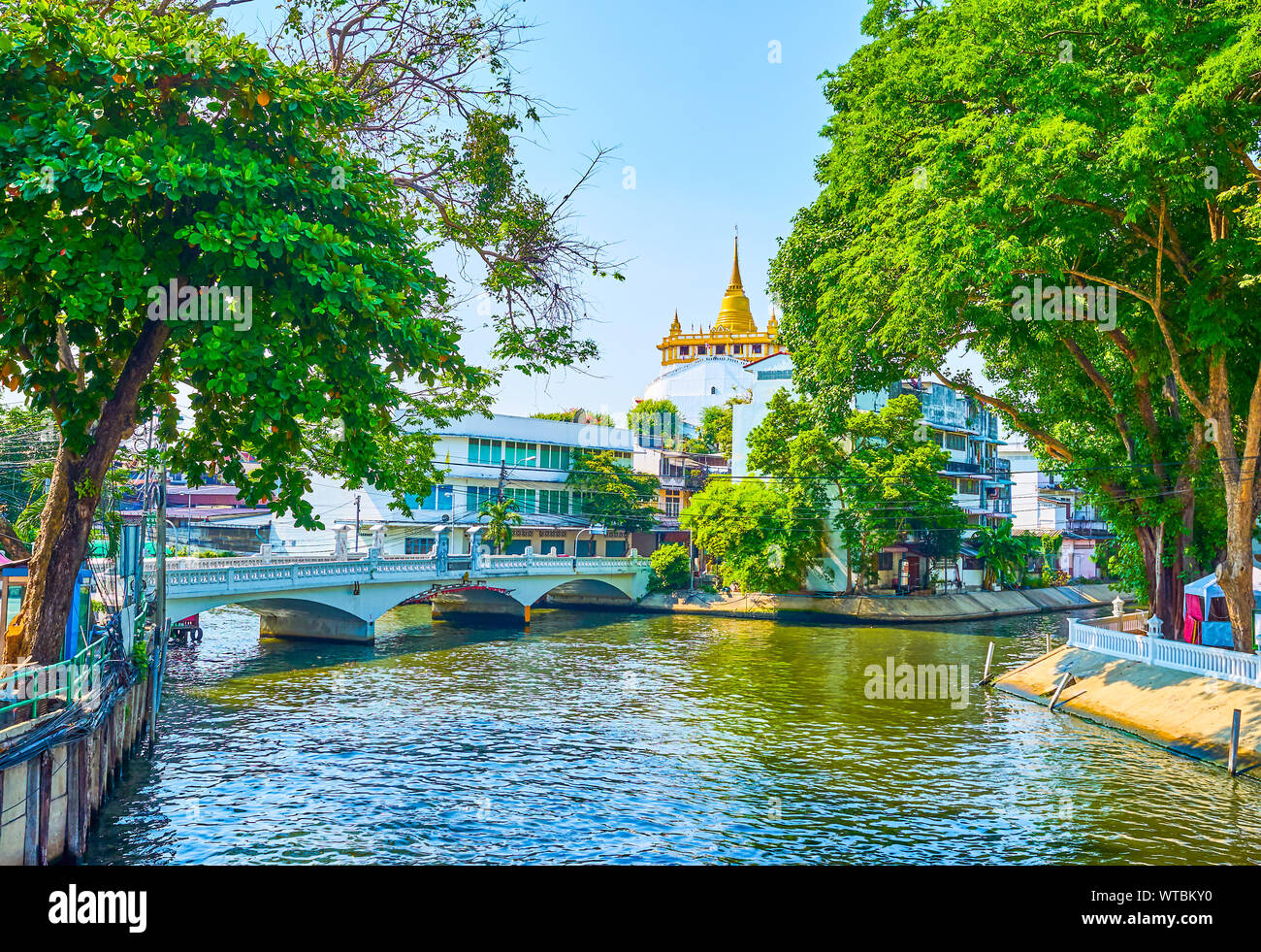 La belle vue sur la confluence de deux khlongs (canaux) dans quartier central et magnifique Golden Mount Temple sur l'arrière-plan, Bangkok, Thaïlande Banque D'Images