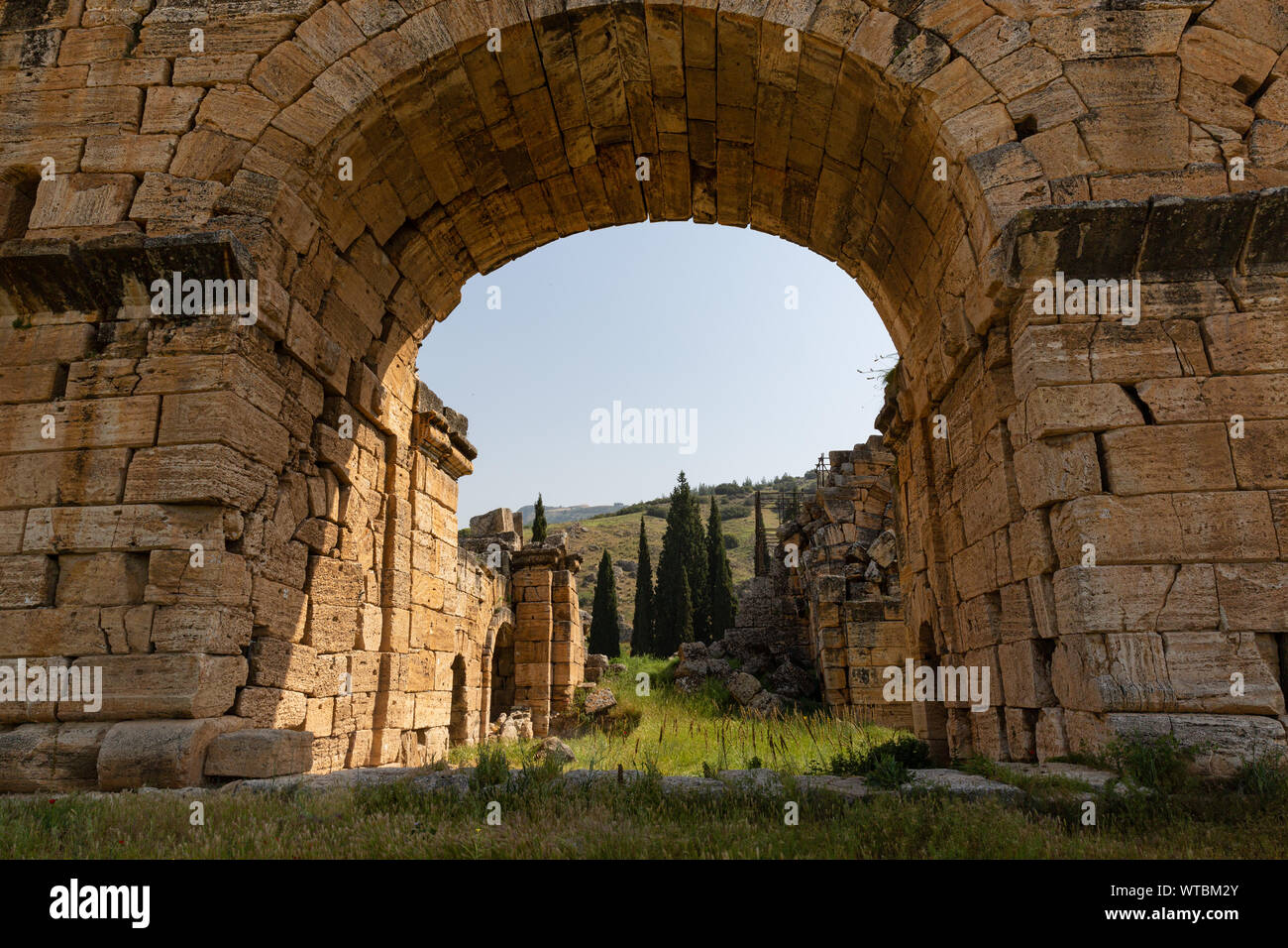 Les portes anciennes en arc à Hiérapolis - Pamukkale - Turquie - Château de coton Banque D'Images