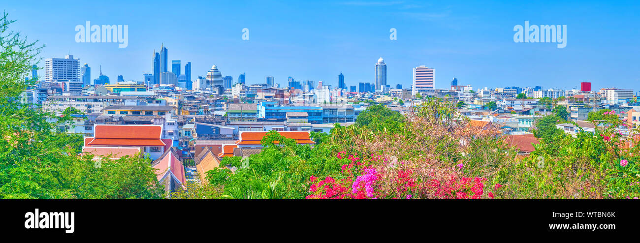 Vue panoramique depuis le Mont d'Or Temple sur l'ancien quartier pauvre et les habitations de ville moderne sur l'arrière-plan, Bangkok, Thaïlande Banque D'Images