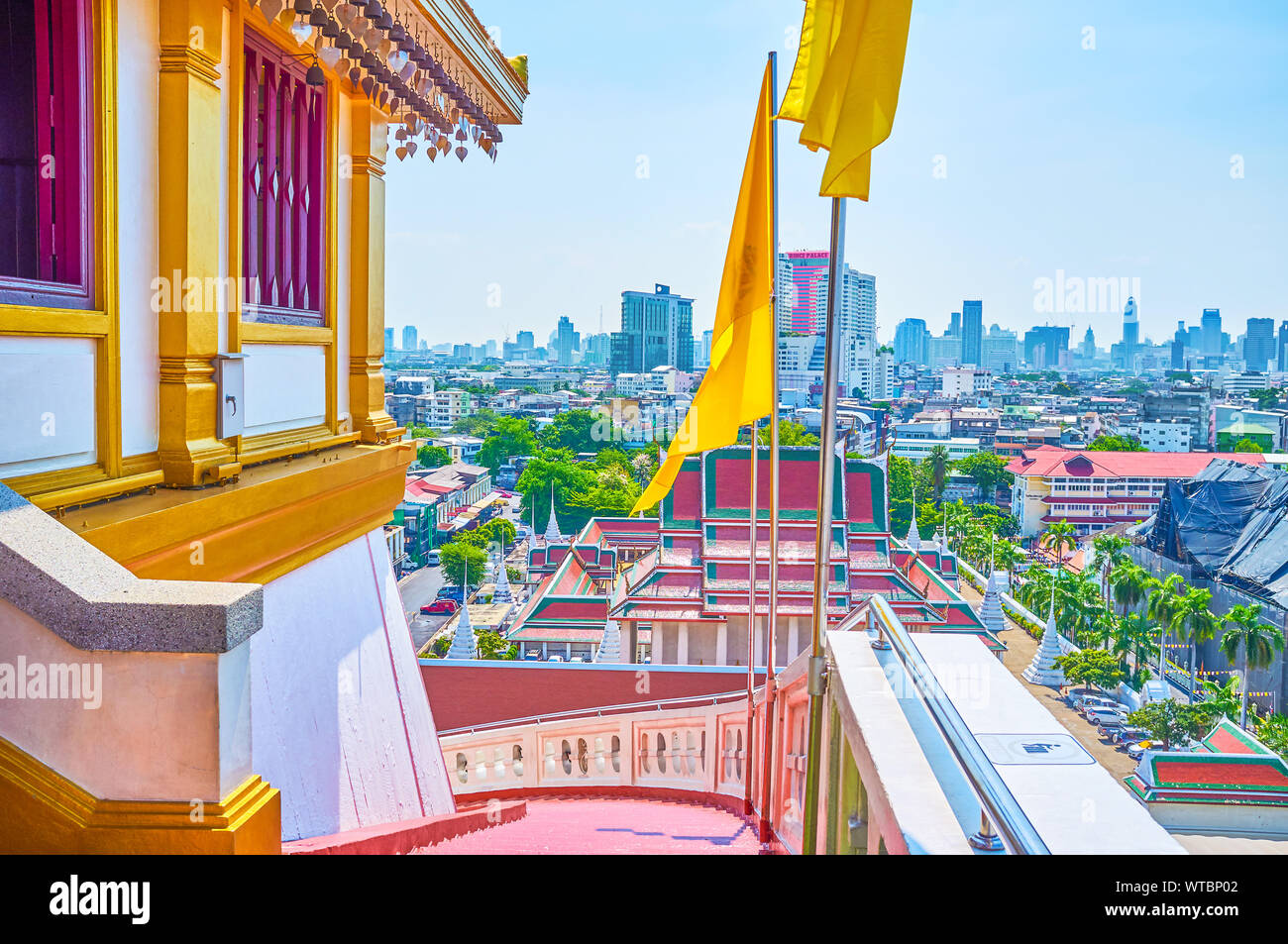 BANGKOK, THAÏLANDE - 24 avril 2019 : La dernière partie de l'ordre croissant à l'escalier d'Or (Wat Saket) temple Mount Royal jaune décoré de drapeaux Banque D'Images