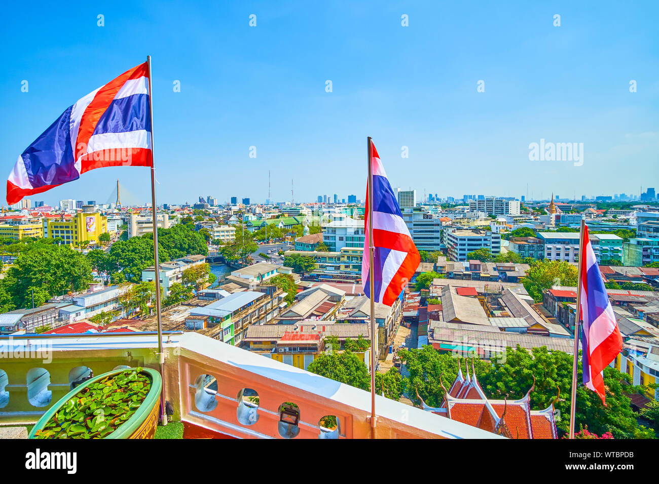 BANGKOK, THAÏLANDE - 24 avril 2019 : l'agitant drapeaux nationaux de Thaïlande, attachés sur les grilles de Golden Mount Temple avec une vue sur le citysc Banque D'Images
