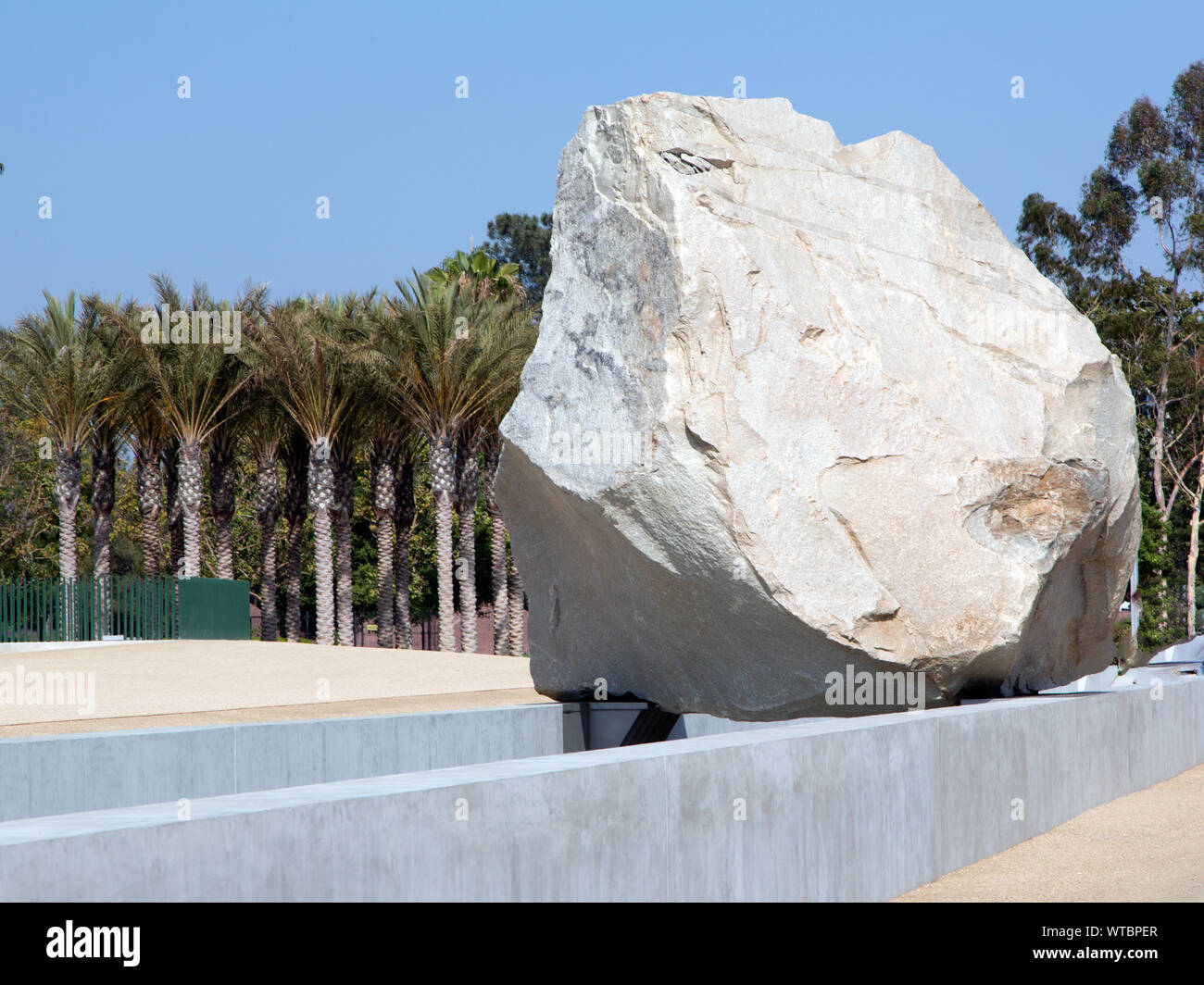 Michael Heizer's Rock au Los Angeles County Museum of Art de Californie Banque D'Images