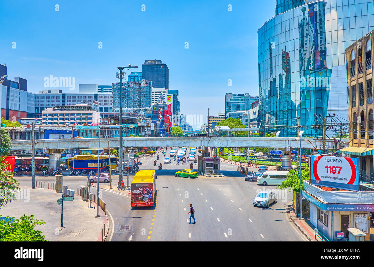 BANGKOK, THAÏLANDE - 24 avril 2019 : road est bordée de bâtiments miteux et étals de marché Pratunam ; centres d'affaires et centres commerciaux modernes Banque D'Images