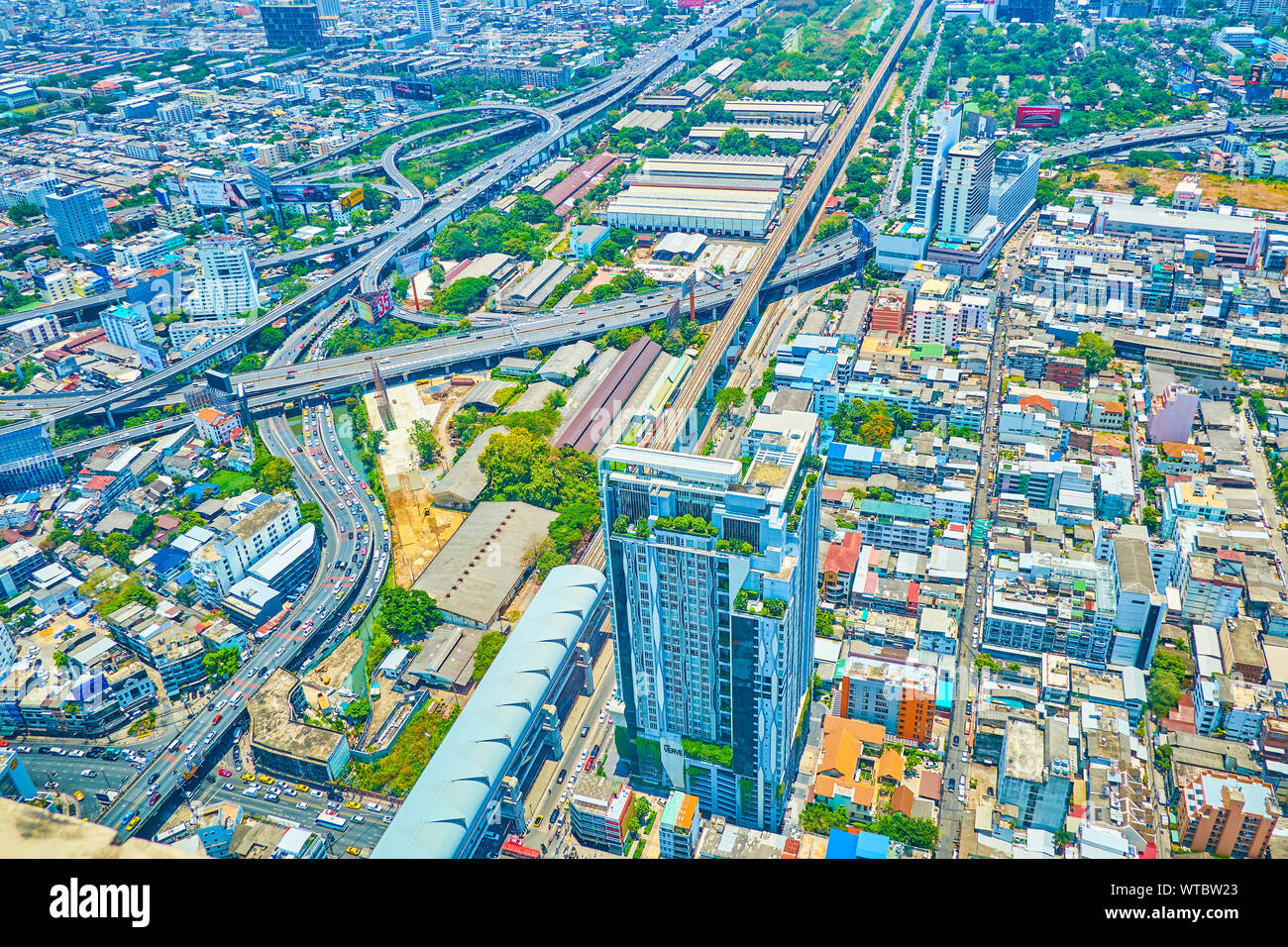 BANGKOK, THAÏLANDE - 24 avril 2019 : Profitez de la vue du haut de la tour Baiyoke II, observant les districts de ville moderne avec des gratte-ciel et dédale de Expressway, Banque D'Images