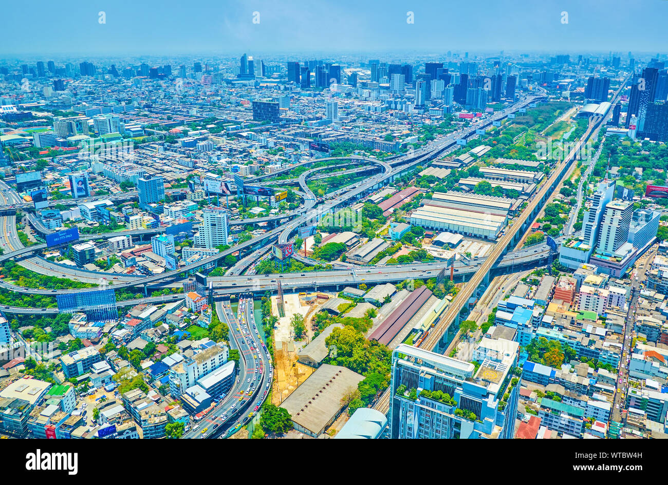 BANGKOK, THAÏLANDE - 24 avril 2019 : la tour Baiyoke II est le meilleur endroit pour regarder les gratte-ciel et la circulation rapide de l'autoroute à péage, une courbe Banque D'Images