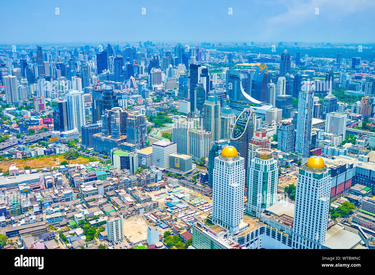 BANGKOK, THAÏLANDE - 24 avril 2019 : Le quartier des affaires de Bangkok offre de nombreux gratte-ciel avec design incroyable, faisant face unique de cit moderne Banque D'Images