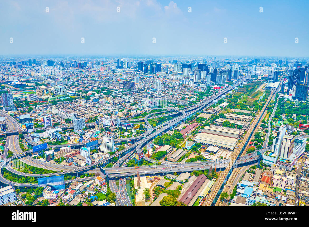 BANGKOK, THAÏLANDE - 24 avril 2019 : la magnifique vue aérienne de la tour Baiyoke II sur l'échangeur de la ville moderne avec de nombreux élèves de separatio Banque D'Images