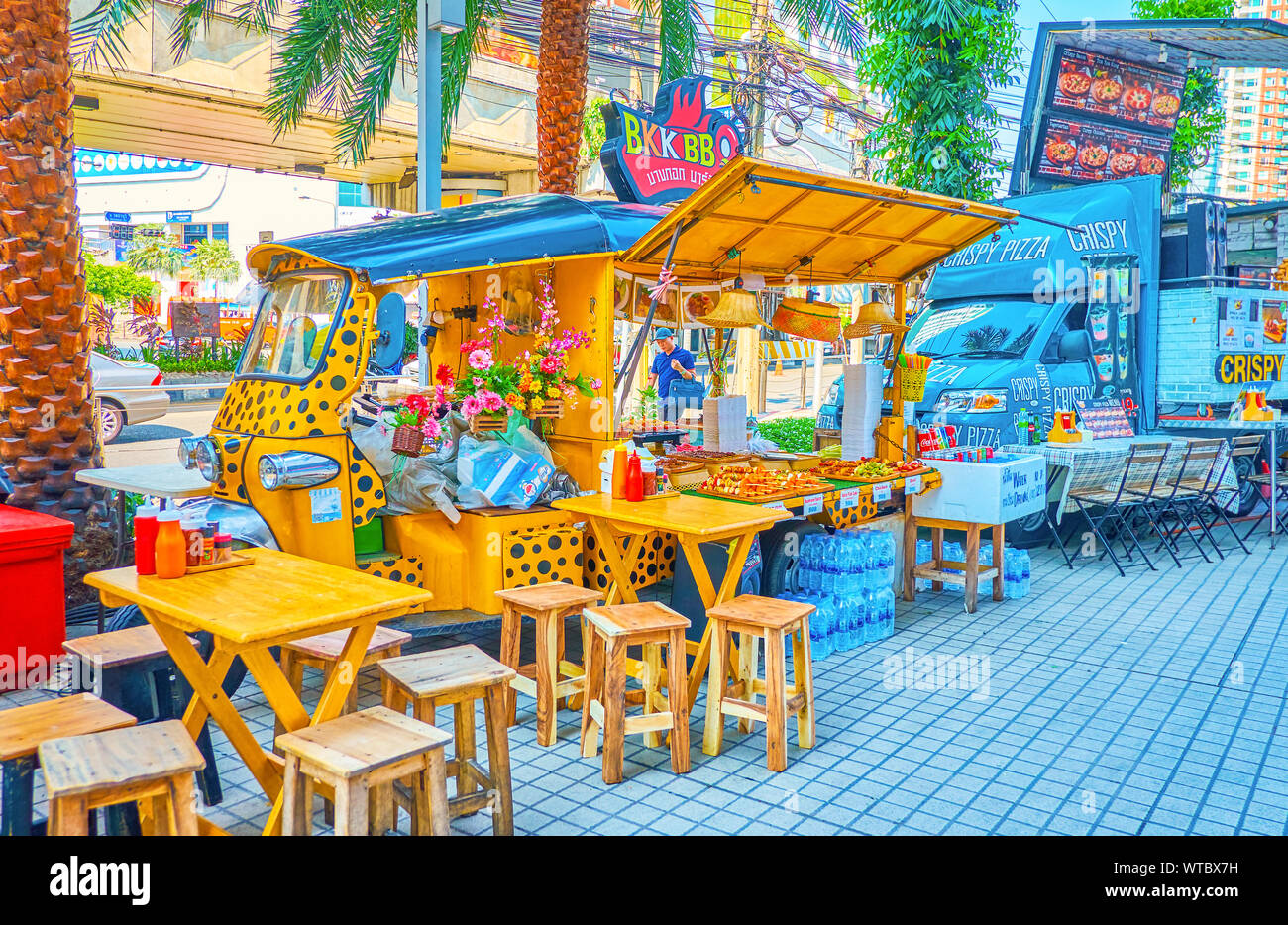 BANGKOK, THAÏLANDE - 24 avril 2019 : La petite voiture barbecue-cafe en zone de restauration dans le centre d'affaires de Bangkok offre la variété de légumes grillés et de m Banque D'Images