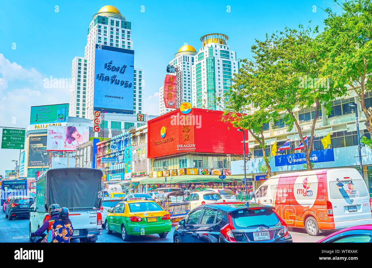 BANGKOK, THAÏLANDE - 24 avril 2019 : le trafic lourd dans l'une des principales rues de quartier des affaires de Bangkok, le 24 avril à Bangkok Banque D'Images