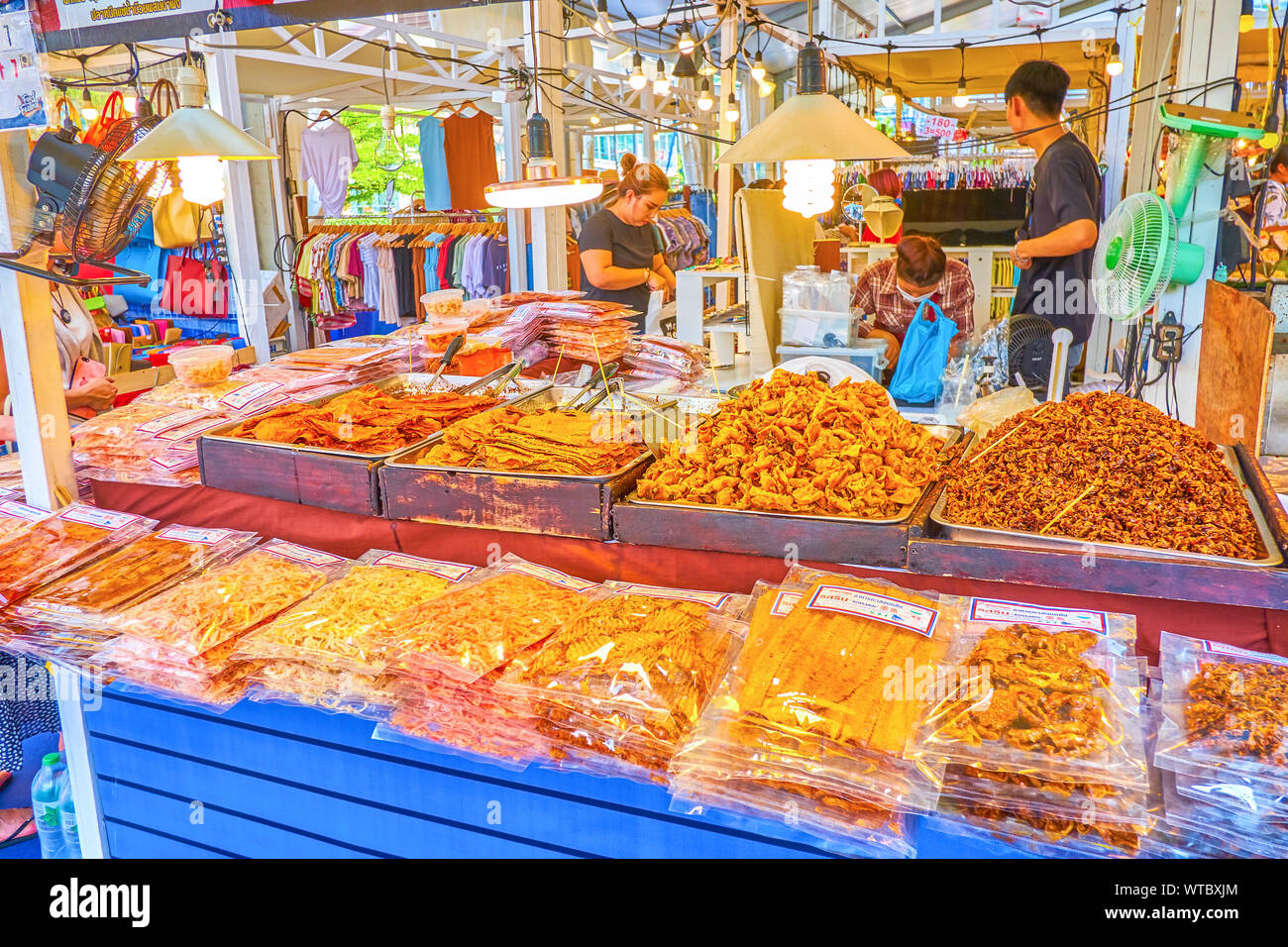 BANGKOK, THAÏLANDE - 24 avril 2019 : La petite cour dans l'alimentation de blocage Central World Plaza propose une variété de collations telles que deep fried et appuyé sur l'OPASE Banque D'Images