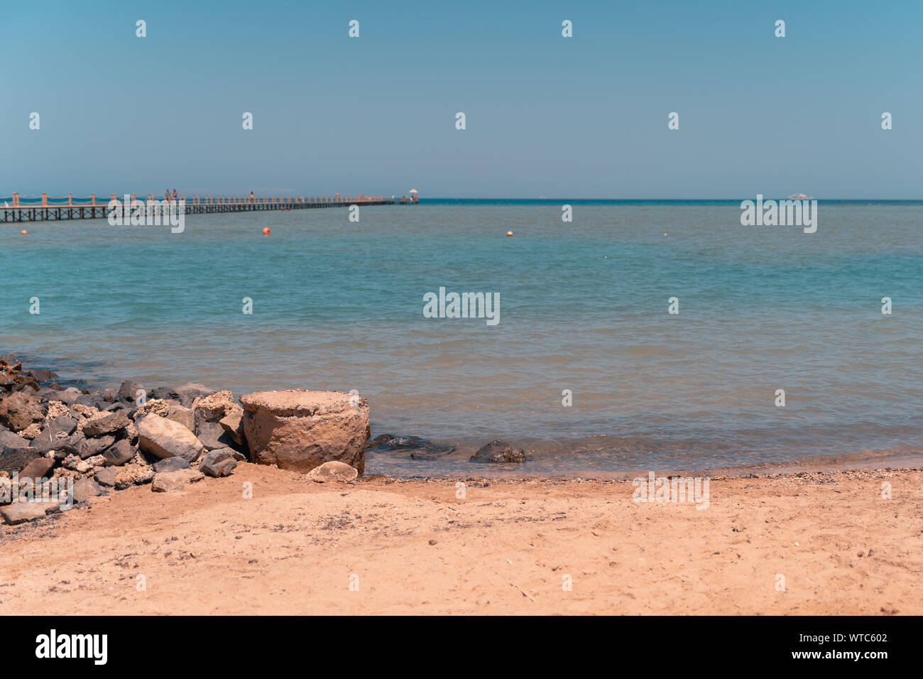 Longue jetée en bois dans la mer. El Gouna. L'Égypte. Banque D'Images