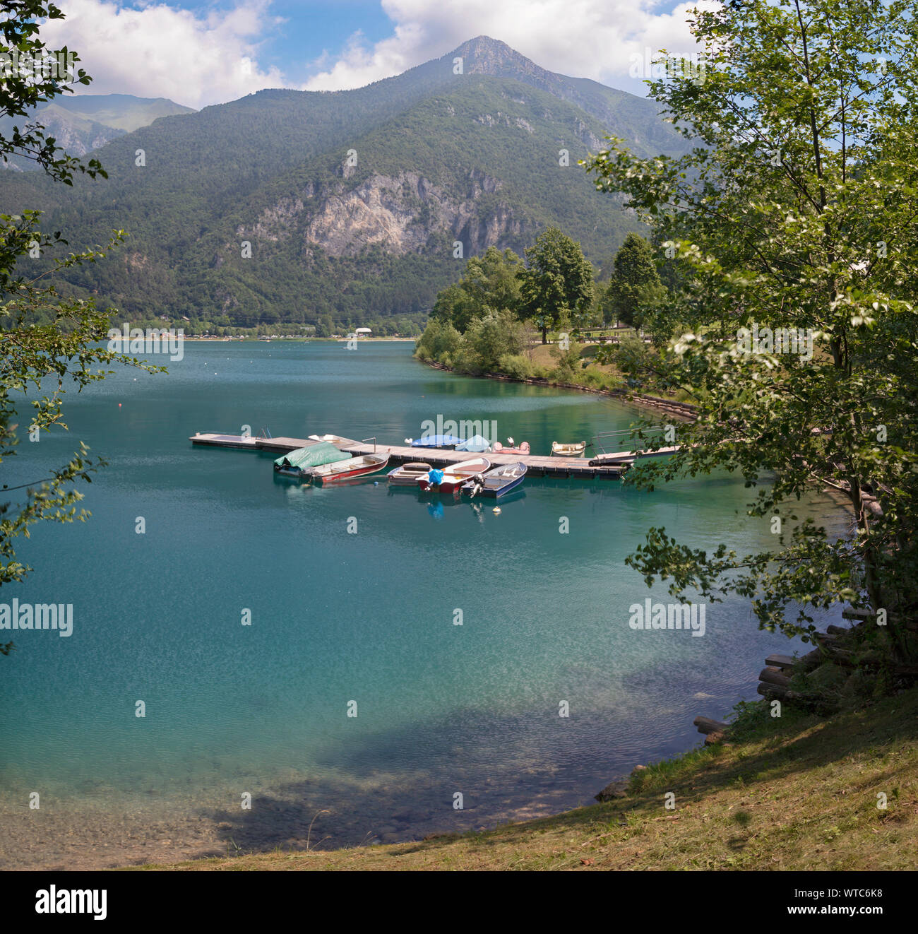 Le lac Lago di Ledro parmi les Alpes du Trentin dans le district. Banque D'Images