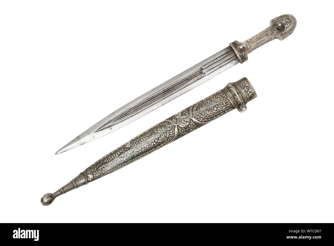 Daghestan dagger (KAMA) avec des supports solides d'argent décoré de motif floral et gravure profonde niello. La lame est décorée avec des incrustations d'argent Banque D'Images