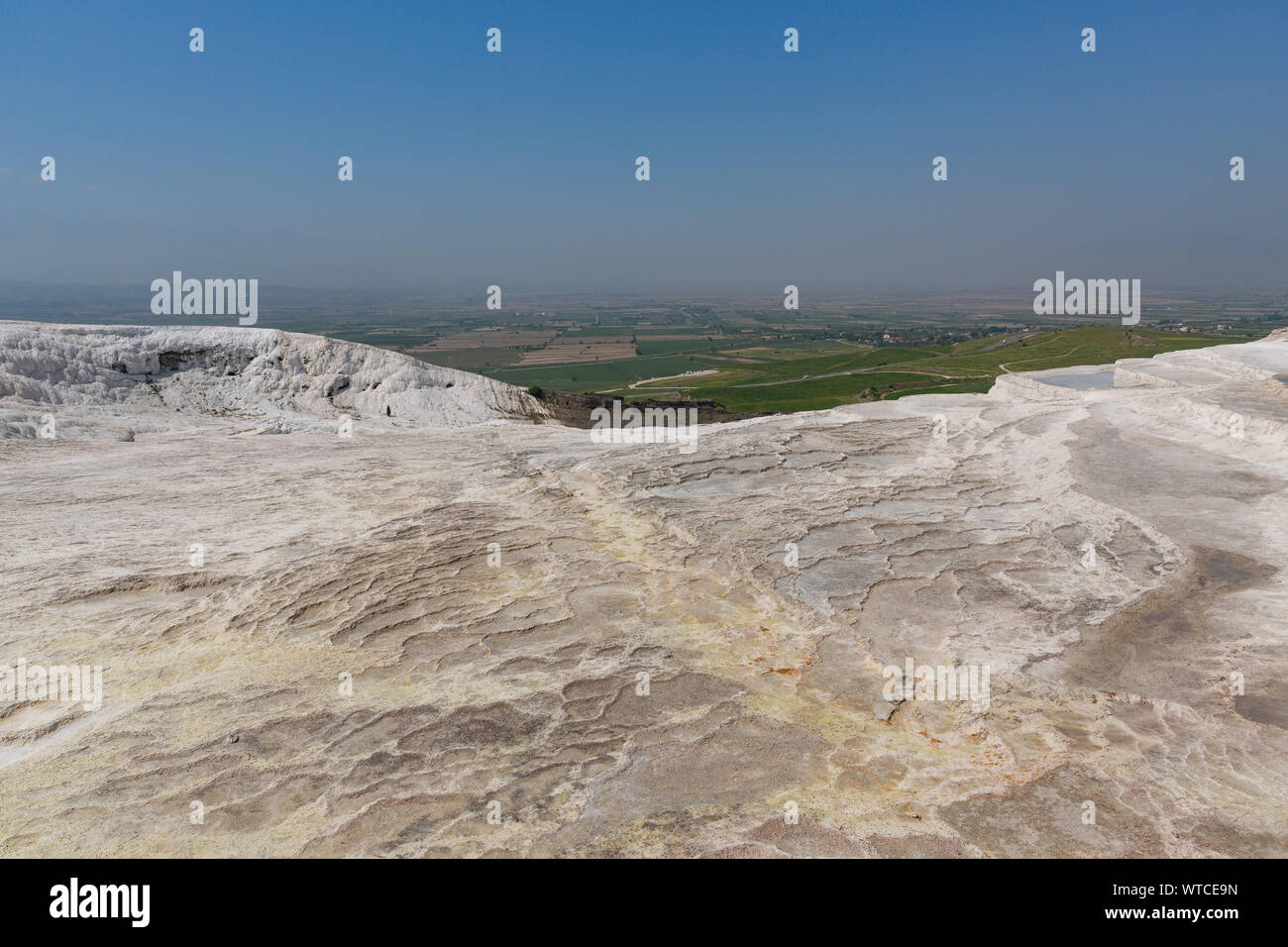 Travertins de Pamukkale - Château de coton - Coton Palace Turquie avec de belles couleurs bleu et réflexions sur l'eau des piscines Banque D'Images