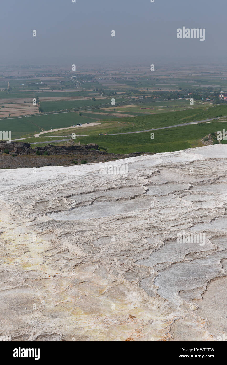 Travertins de Pamukkale - Château de coton - Coton Palace Turquie avec de belles couleurs bleu et réflexions sur l'eau des piscines Banque D'Images