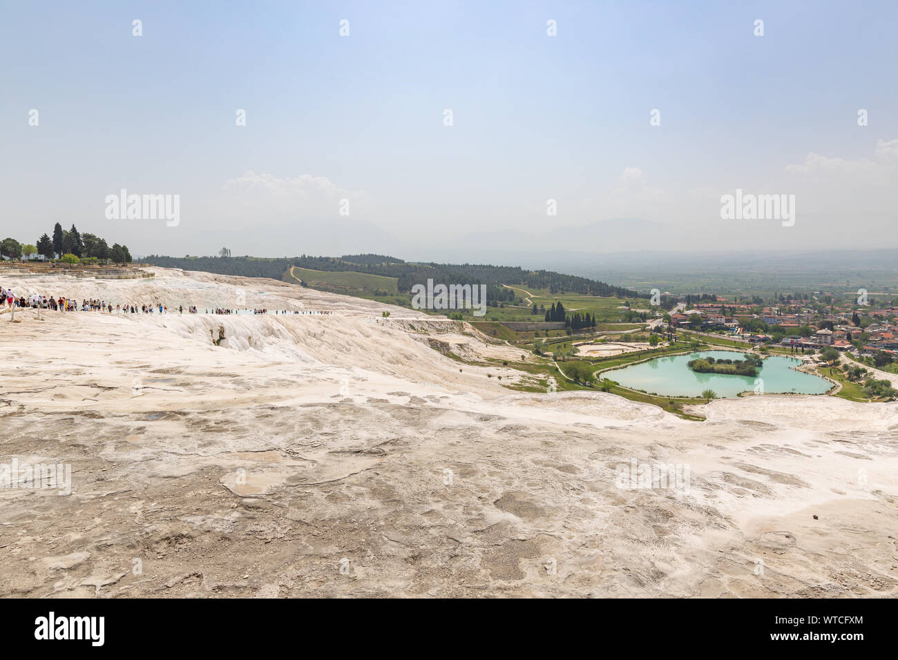 Travertins de Pamukkale - Château de coton - Coton Palace Turquie avec de belles couleurs bleu et réflexions sur l'eau des piscines Banque D'Images