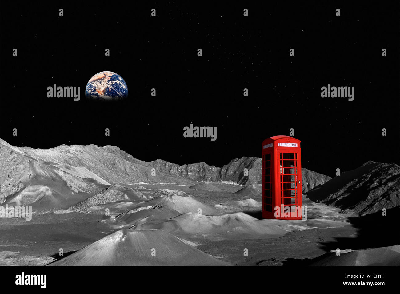 Cabine téléphonique rouge sur un paysage lunaire avec la terre dans le ciel (Image Composite) Banque D'Images