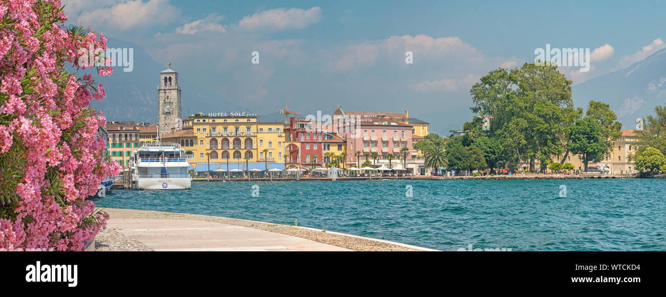 RIVA DEL GARDA, ITALIE - juin 6, 2019 : La ville de sud, avec les Alpes en arrière-plan. Banque D'Images