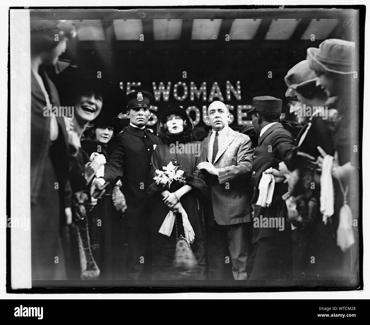 Mildred Harris Chaplin dans un théâtre montrant son film La femme dans sa maison (1920). Banque D'Images